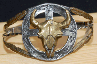 "Buffalo Skull", Armreif, Silber und Messing