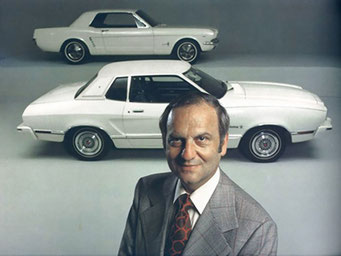 Lee Iacocca avec une Mustang II 1974 et une Mustang 1964, toute 2 de couleur blanche