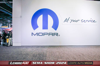 Logo Mopar au kiosque du constructeur au SEMA 2024