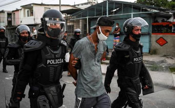 Cubansk politi opløser regeringskritiske demonstrationer og anholder oppositionelle  (Havanna d. 11. juli 2021) 