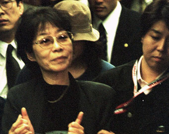 Fusako Shigenobu ved hendes anholdelse, nov. 2000