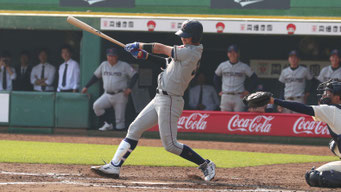 7回に左中間への適時二塁打を放つ三宅