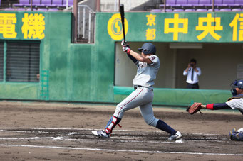 初回にタイムリーを放つ橋本
