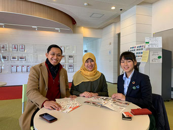グランプリを受賞したアダニサさん(中央)と夫のヒジュラ・サプトラさん(左)と切田さん(右)
