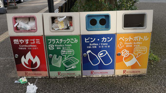 図書館前のゴミ箱 無分別で溢れている