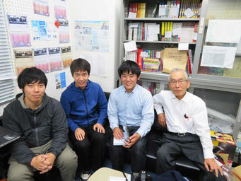 NET-GTAS事務局にて 左から高原さん、阿比留さん、記者、長谷さん (NET-GTAS提供)