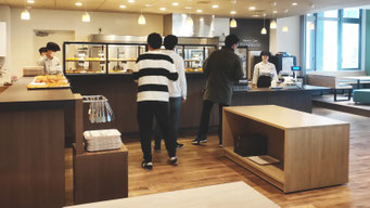 今日、オープンしたベーカリーカフェの店内