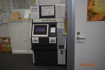 証明書発行機やロッカーなどがある