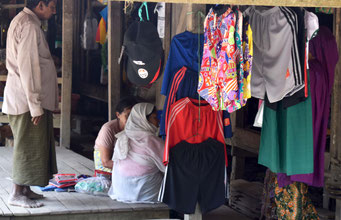 ラカイン人の経営する服屋で衣服を手に取るロヒンギャの女性