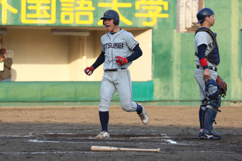 勝ち越しのホームを踏んだ榮枝(文3)