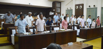 尖閣諸島上陸決議が賛成多数で可決した=21日、市議会議場