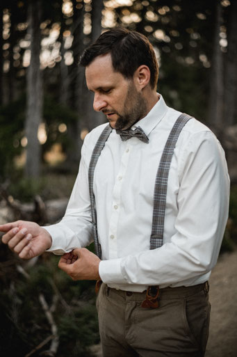 DJ Nico im Vollprofil mit elegantem weißen Hemd, Fliege und Hosenträgern