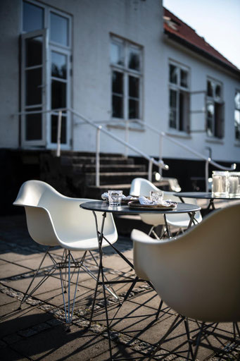 Hyggelig Nachmittagskaffee auf der Terrasse