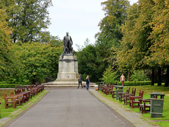 Dunfermline: Statue von Andrew Carnegie.