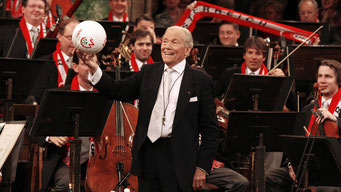 El director francés Georges Prêtre, durante el concierto de Año Nuevo con la Orquesta Filarmónica de Viena, en 2008. / AFP