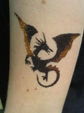 Angie's Face Painting bietet auch Glitzertattoos an
