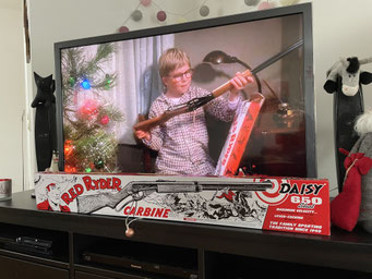 Der kleine Ralphie mit seinem Gewehr. im Vordergrund mein eigenes Exemplar.