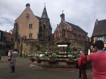 Brunnen mit Leo-Statue, Schloss und Kapelle in Eguisheim