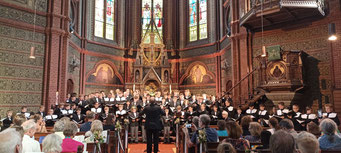 Stadtsingechor zu Halle und Wiesbadener Knabenchor singen gemeinsam zum Konzertabschluss