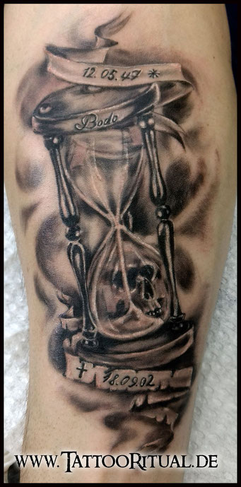 Tattoo Sanduhr, Totenkopf, Skull, Tattoo Rostock, TattooRitual, Tattoostudio Rostock, bestes Tattoostudio Rostock