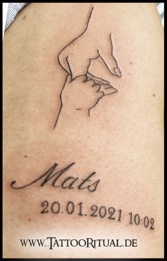  Fineline Tattoo Hände und Name in Rostock
