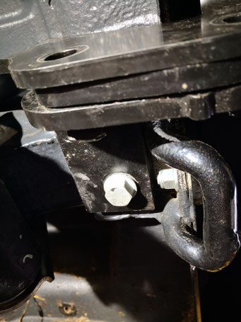 Das Lösen (NICHT herausdrehen) dieser Schraube erleichtert die Montage ungemein