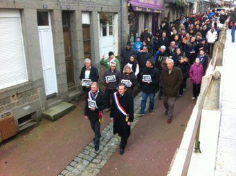 Aux côtés de P.Lemaître, maire de Villedieu, en tête du cortège républicain