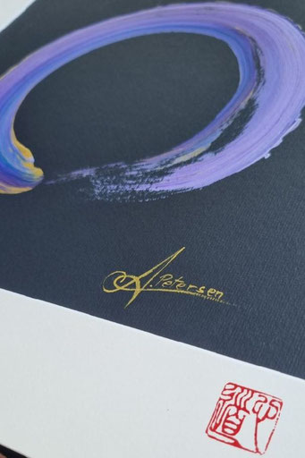 Lila-goldener Enso-Kreis auf schwarzem Hintergrund mit Shindō-Siegel und Unterschrift – gemalt von Angelina Petersen in Leipzig, künstlerischer Ausdruck von Zen, Tiefe und innerer Präsenz.
