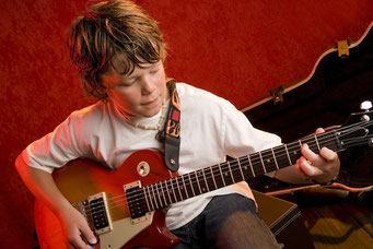 Junge beim Gitarrenunterricht in der Musikschule Kaisersesch