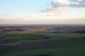 Der Limes bei Buchen - Landschaftsimpression mit Blick über Rinschheim zum Schwäbisch-Fränkischen-Wald