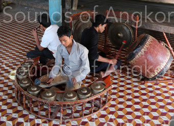 Cet orchestre funéraire cambodgien kantoam ming, appelé aussi trai leak, se compose d’un hautbois pei ou sralai, d’un carillon de neuf gongs kong peat ou kong kam, d’un tambour skor thom et de deux gongs à mamelon suspendus kong thom. Siem Reap.