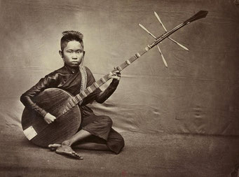 Musicienne du Palais Royal. Le chapei, avec ses frettes collées sur la table d'harmonie, est de style siamois. Photo Émile Gsell. c. 1866-1870.