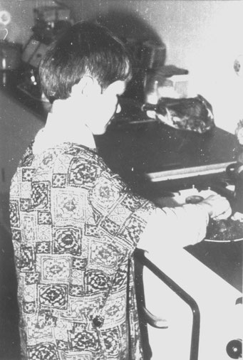 1967: Küchenhelferlein: In Omas Kittelschürze am Herd.