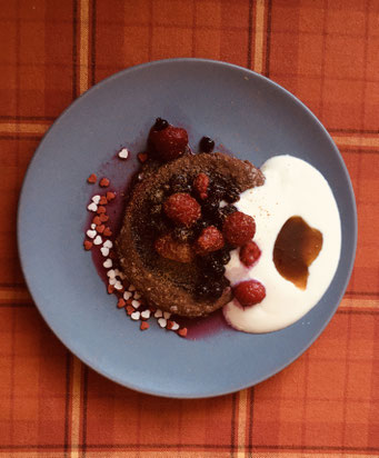 Schokoladenküchlein mit Pudding-Füllung an Naturjoghurt, griechischem Kastanienhonig und Waldbeeren
