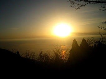 鈴鹿山系の向こうから朝日が昇る