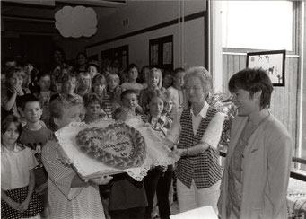 Ein großes Herz für die neue Schulleiterin Katja Frank in Selbach (Foto Schapeler). BNN vom 25.07.1997