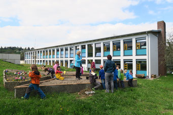 Unterricht im neuen Schulgarten