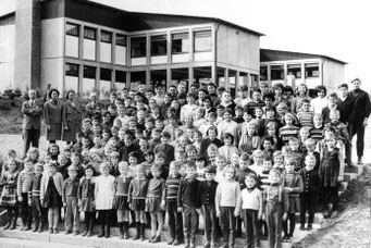 Das Lehrerkollegium und alle Schüler(innen) der Ebersteinschule vor dem neuen Schulhaus