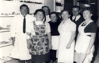 (v. l.) Herbert Ehlert und Selbacher Bürger(innen), denen 1965 die Bewirtung bei der Einweihung der neuen Schule oblag