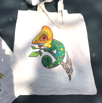 Stoff-Taschen bemalen in der offenen Werkstatt bei UKo-Art in Wernborn.