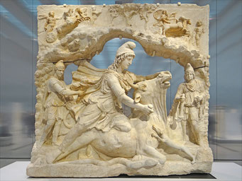 Relief représentant Mithra, dieu iranien du soleil, sacrifiant le taureau 100-200 après J.-C. Marbre. Louvre Lens. Temple de Paris