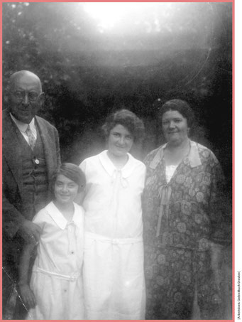 Edith Teutsch, verheiratete Kühnert, mit ihren Eltern Robert und Hedwig sowie ihrer kleinen Schwester Inge.