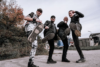 Bandfoto Fußtritt in Richtung Kamera