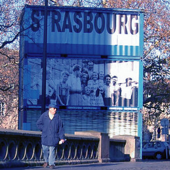 Anne Godet plasticienne scénographe. Réalisation de l'installation artistique "Identités d'Eau". Ponts Couverts, Strasbourg. 