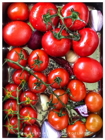 Gegrillte Tomatensauce mit frischen Tomaten und Oliven