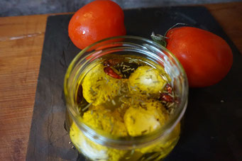 selbstgemachte Mozzarella in Chili-Olivenoel eingelegt