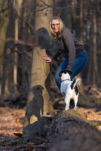Lea Eisenacher mit ihrem Hund Wilma im Wald