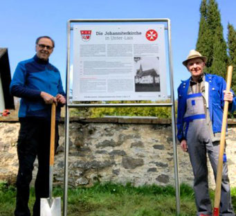 Bernd Noll und Ditmar Rack neben der neuen Informationstafel