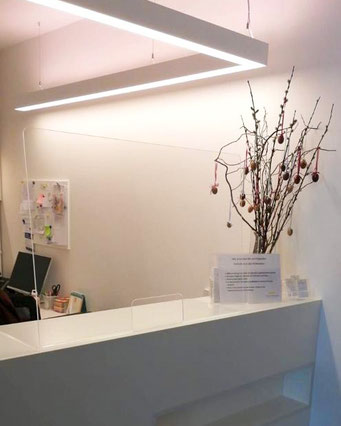 Schutzwand aus Plexiglas