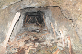 坑木が残る地下壕⑥の内部